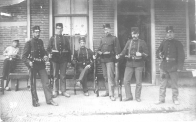 1000660 Groepsportret van militairen op het fort Jutphaas te Jutphaas.